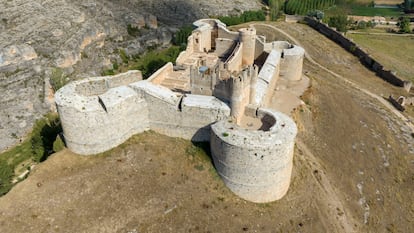 El caimán disecado de la colegiata de Berlanga de Duero. La inmensa e inconclusa colegiata gótico-renacentista de Santa María del Mercado, en Berlanga de Duero (el viajero no debe perderse tampoco su castillo), guarda un caimán disecado. La razón tiene un nombre: Fray Tomás de Berlanga, obispo de Panamá y descubridor de las Galápagos, que regresó a su villa natal cargado de tomates, patatas, perejil... y un exótico caimán negro que debió de impresionar mucho a los vecinos. Tanto que cuando el animal murió lo disecaron y colgaron en una de las paredes de la colegiata. Se le conoce popularmente como “el lagarto”, y ha inspirado los Lagartos de Fray Tomás de Berlanga, que son unas pastas de té con forma de caimán —mantequilla de Soria, azúcar, harina y huevos—, según una receta patentada por la confitería El Torero de la localidad.