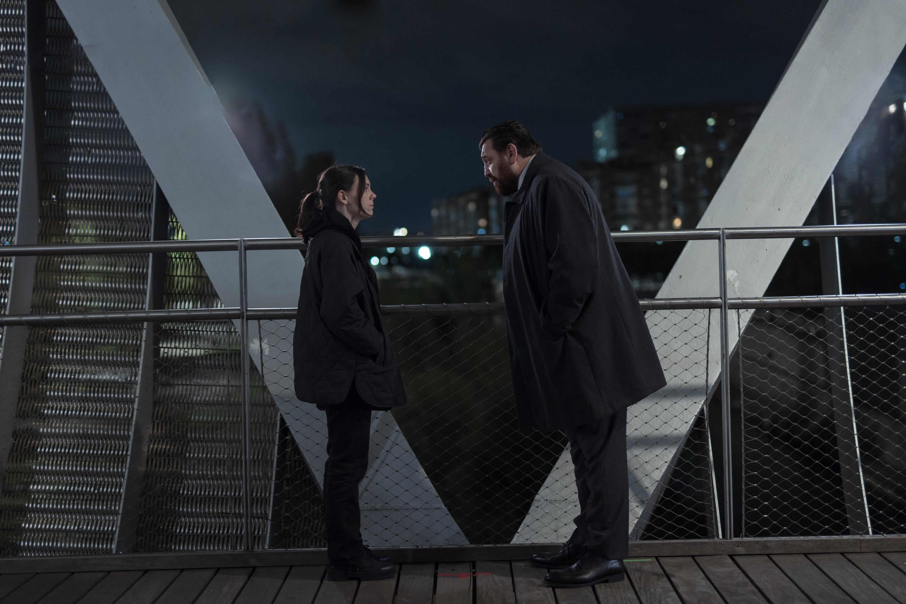 Victoria Luengo y Hovik Keuchkerian, en la segunda temporada de 'Reina roja', que se estrena el 2 de octubre en Prime Video.