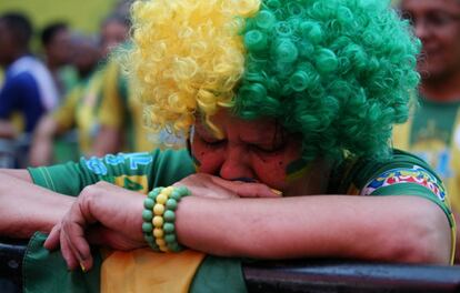Hinchas brasileños lloran la derrota de su equipo en los cuartos de final.