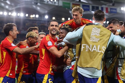 Los jugadores de la selección española celebran el cuarto gol ante Francia.