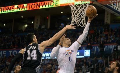 Westbrook, a punto de anotar pese a la oposición de Green.