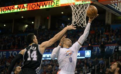 Westbrook, a punto de anotar pese a la oposici&oacute;n de Green.