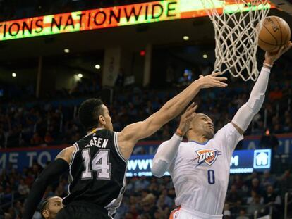 Westbrook, a punto de anotar pese a la oposici&oacute;n de Green.