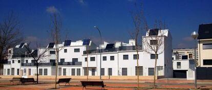 Grupo de viviendas en Vallecas construidas vulnerando el proyecto original Ensanche 53, de los arquitectos Jos&eacute; Selgas y Luc&iacute;a Cano.