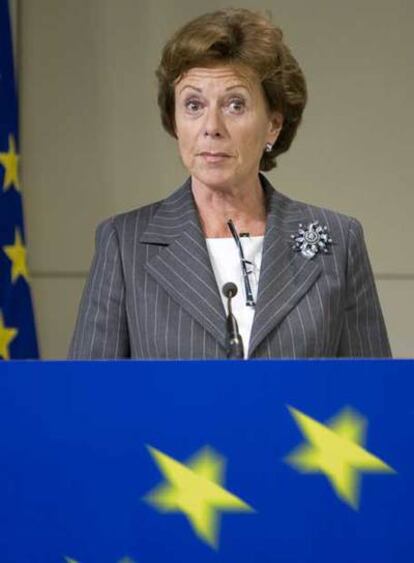 La comisaria Neelie Kroes explica la sanción a las petroleras.