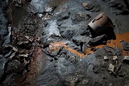 Lodo contaminado en el lecho del río Poopó.