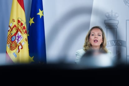 La vicepresidenta primera y ministra de Asuntos Económicos y Transformación Digital del Gobierno de España, Nadia Calviño, interviene durante una rueda de prensa posterior a una reunión del Consejo de Ministros.