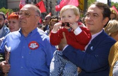 Los dos Nicolás Redondo, padre e hijo, en la manifestación del Primero de Mayo en Bilbao, con la hija y nieta de uno y otro.