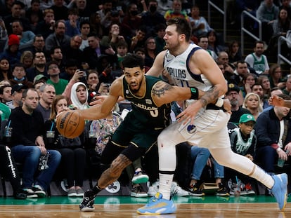 Jayson Tatum pugna por el balón con Luka Doncic durante el partido entre los Boston Celtics y los Dallas Mavericks esta semana.