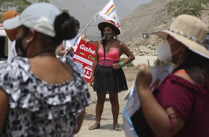 La candidata transgénero al Congreso Gahela Cari hace campaña en el barrio de chabolas de Casachacra en las afueras de Lima, el 27 de marzo. Cari ha tenido que enfrentar ataques por sus propuestas y también ha tenido que defenderse del acoso transfóbico.