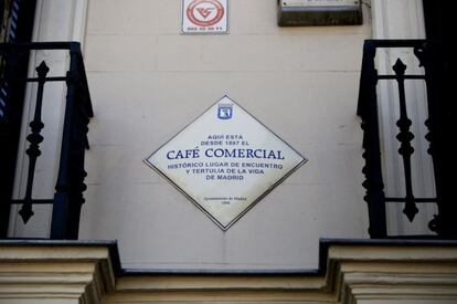 A plaque on the building façade commemorating the history of Café Comercial.