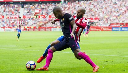 Rafinha disputa el bal&oacute;n con Lora. 