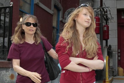 Caroline Giuliani, con su madre, a la salida de la comisara.