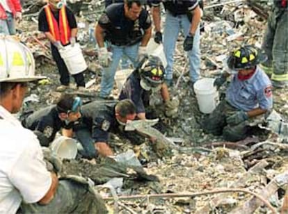 Un grupo de trabajadores excava entre los escombros de las Torres Gemelas en busca de posibles supervivientes y de cadáveres.