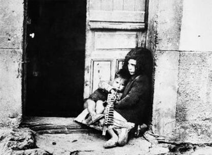 Una niña y su hermano pequeño, fotografiados en Robregordo (Madrid) en agosto de 1936, tras la lucha entre rebeldes y republicanos que asoló su pueblo.