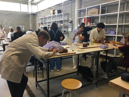 Estudiantes de primero de Bellas Artes en clase de Escultura en el campus de Teruel, el 18 de octubre.