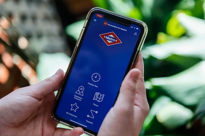 Una usuaria con la app del Metro de Madrid, este jueves.