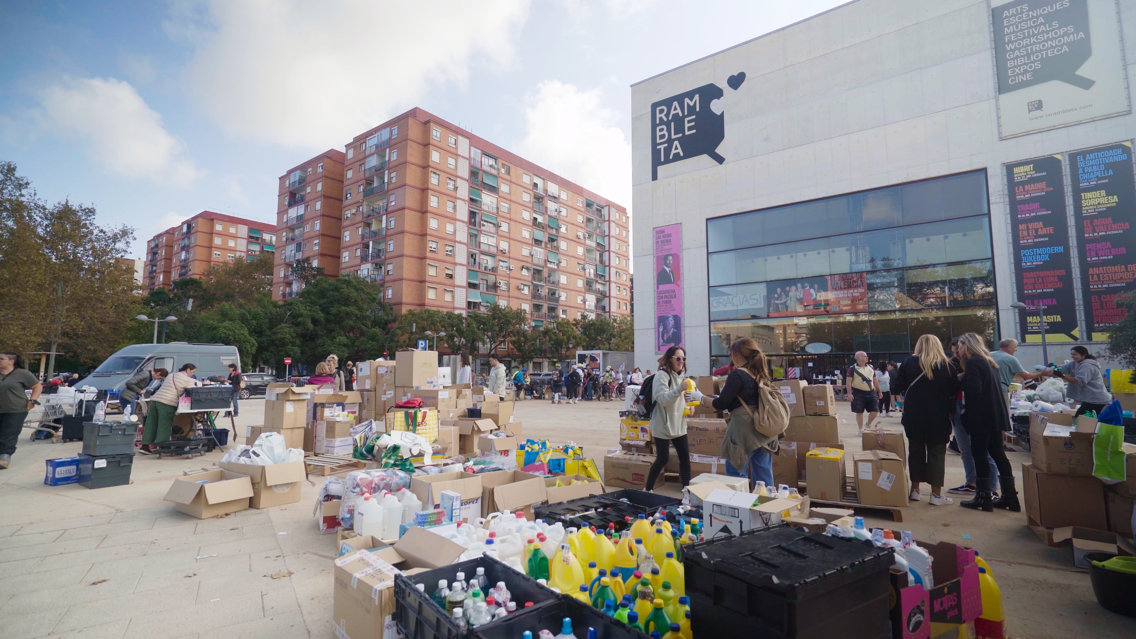 Los voluntarios de la riada regresan a La Rambleta, un punto desde el que se organizó la solidaridad