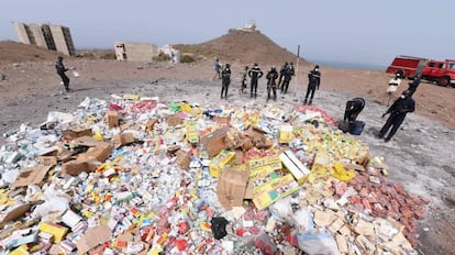 Trabajos de destrucci&oacute;n de cuatro toneladas de medicamentos iletales en Dakar, Senegal, en abril de 2015.