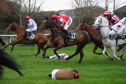 Jamie Moore y Sam Waley-Cohen en Long Run a cubierto tras una caída en San Valentín durante el Crabbie Grand National Campanario Chase en Aintree Racecourse en Liverpool, Inglaterra.