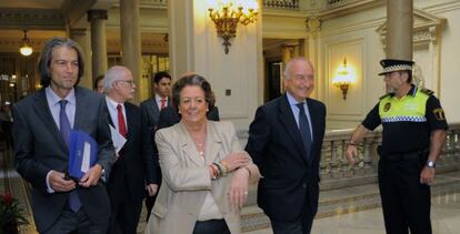 Rita Barber&aacute; y Rafael Aznar (derecha), este lunes en el Ayuntamiento de Valencia. 