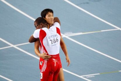 Robles abraza a Xiang tras la final de los 110m vallas.