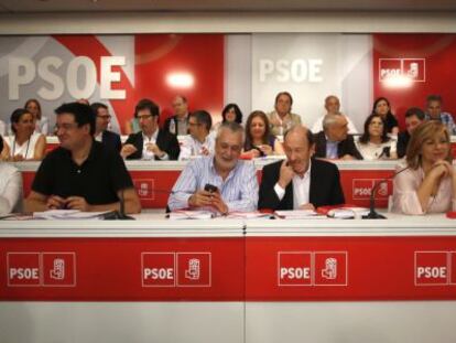 Jos&eacute; Antonio Gri&ntilde;&aacute;n junto a Alfredo P&eacute;rez Rubalcaba, en Madrid.