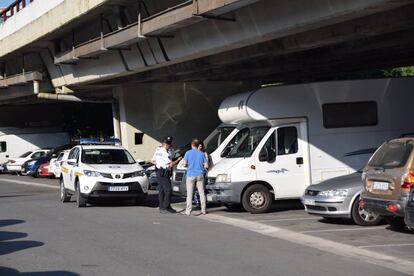 La caravana multada por la policía municipal.