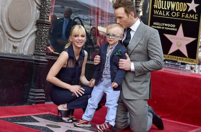 El actor Chris Pratt, su entonces esposa la actriz Anna Faris y el hijo de ambos Jack Pratt en el Paseo de la Fama de Hollywood el pasado abril. 