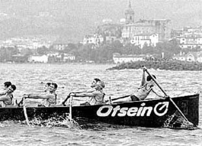 La trainera de Orio en una regata.