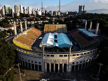 Esta imagen aérea de Sao Paulo (Brasil) muestra el hospital de campaña con capacidad para 200 camas que se ha instalado en el campo de fútbol del estadio municipal Paulo Machado de Carvalho, conocido como estadio Pacaemú. A su manera, este edificio es un emblema en la historia de la ciudad. Cuando se inauguró, en 1940, sus 70.000 asientos lo convirtieron en el de más aforo de América del Sur.