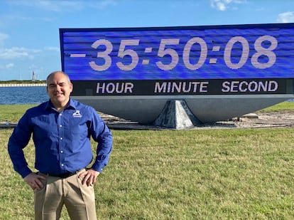 El ingeniero Carlos García Galán, fotografiado este lunes en el Centro Espacial Kennedy, con la cuenta atrás para el lanzamiento de Artemis I.