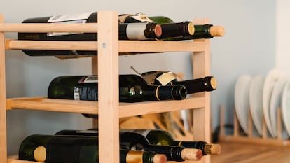 Los botelleros de vino son una opción perfecta para guardar botellas de manera segura y decorar la casa.