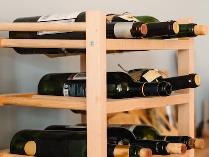 Los botelleros de vino son una opción perfecta para guardar botellas de manera segura y decorar la casa.