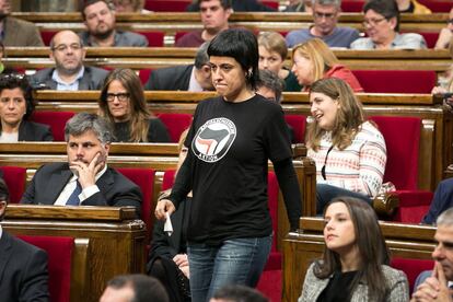 La diputada de la CUP Anna Gabriel ha anat al Parlament amb una samarreta antifeixista.