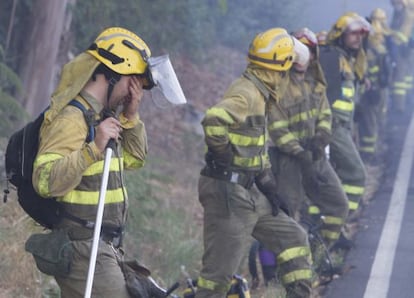 Brigadistas, en el incendio que esta semana arrasó Oia y O Rosal