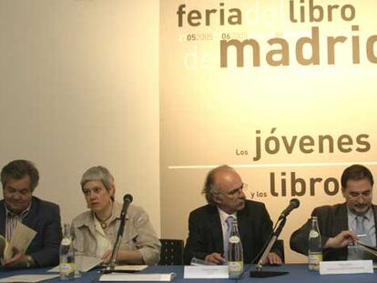 De izquierda a derecha, Miguel García (FANDE), Michèle Chevallier y Fernando Valverde (CEGAL), Antonio María de Ávila (FGEE) y Mauricio Santos (ANELE).