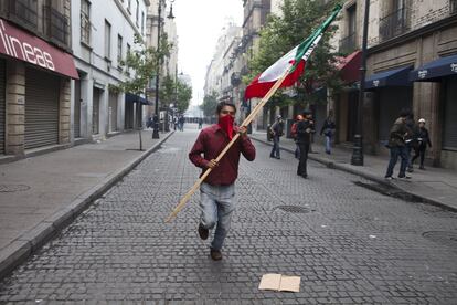 Un hombre corre por las calles cercanas al Zócalo del DF.