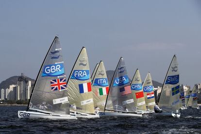 Giles Scott, de Gran Bretaña compite en la carrera de la clase Finn en la Marina da Gloria, Río de Janeiro. 

