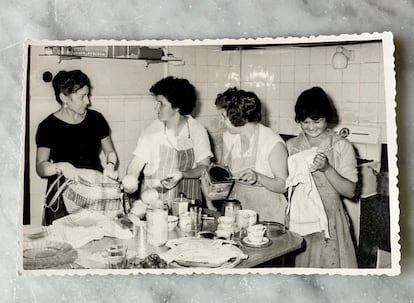 Olimpia Rolo Martín en la cocina con sus trabajadoras, en una imagen cedida por el Archivo Familia Páez Rolo.