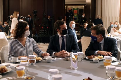 Desde la izquierda, Isabel Díaz Ayuso, Pablo Casado y José Luis Martínez-Almeida conversan durante el desayuno informativo del Fórum Europa el 7 de septiembre.