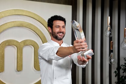 Eneko sujeta el trofeo de MasterChef en Madrid.