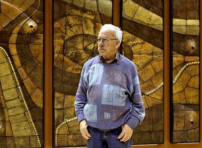 Arcadi Blasco posaba ayer junto a una de sus obras en el Museo de la Universidad de Alicante.