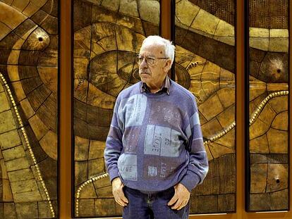 Arcadi Blasco posaba ayer junto a una de sus obras en el Museo de la Universidad de Alicante.