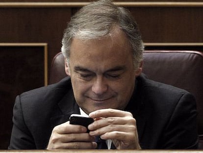 Esteban González Pons, con su teléfono móvil, en el Congreso.