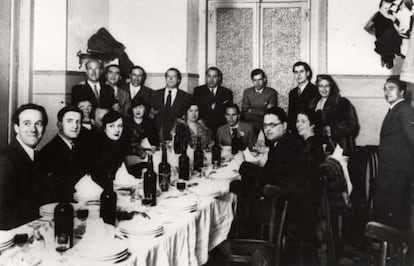 Homenaje a Luis Cernuda (sentado, al frente de la mesa) en Madrid, en abril de 1936. De pie, de izquierda a derecha, Vicente Aleixandre, Federico García Lorca, Pedro Salinas, Rafael Alberti, Pablo Neruda, José Bergamín, Manuel Altolaguirre y María Teresa León.