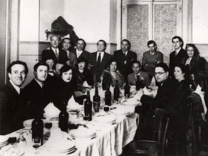 Homenaje a Luis Cernuda (sentado, al frente de la mesa) en Madrid, en abril de 1936. De pie, de izquierda a derecha, Vicente Aleixandre, Federico García Lorca, Pedro Salinas, Rafael Alberti, Pablo Neruda, José Bergamín, Manuel Altolaguirre y María Teresa León.