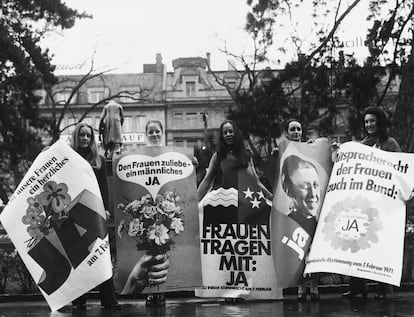 Varias manifestantes con carteles a favor de la emancipación política de las mujeres suizas, en enero de 1971, año en que se aprobó el voto femenino a nivel federal.