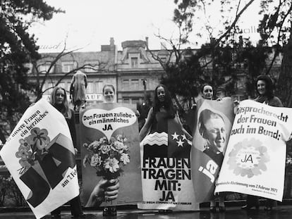 Varias manifestantes con carteles a favor de la emancipación política de las mujeres suizas, en enero de 1971, año en que se aprobó el voto femenino a nivel federal.