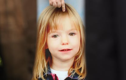 Un retrato de Madeleine McCann, sostenido por su tía Philomena McCann durante una entrevista en 2007.